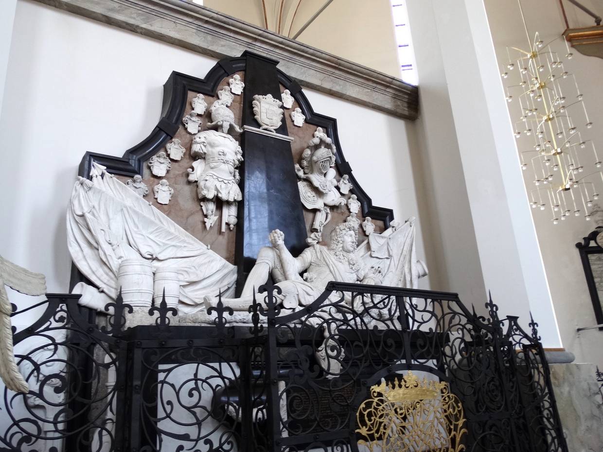 Wandskulptur aus Marmor mit einem liegenden König Christian