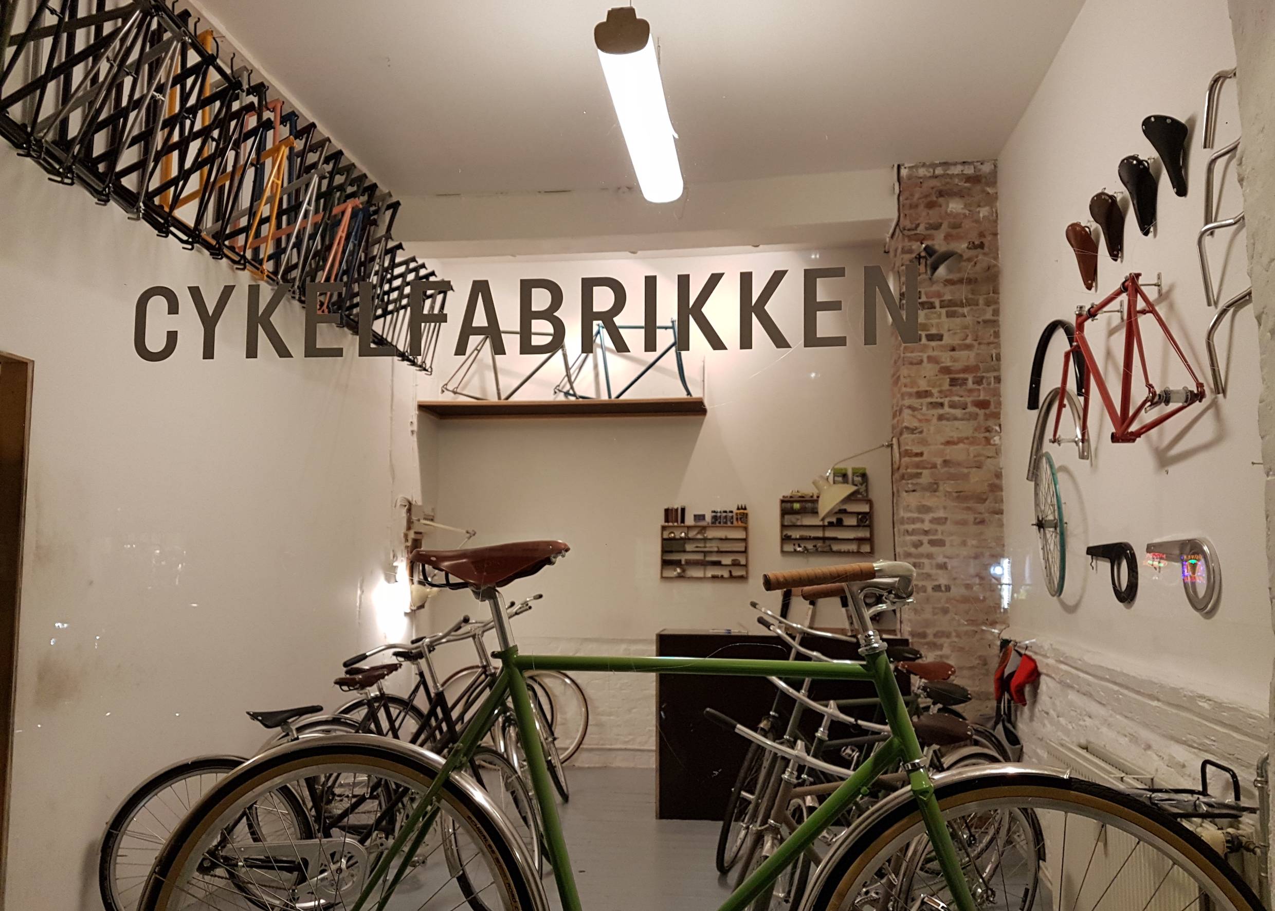 Schaufenster eines puristischen Fahrradgeschäfts