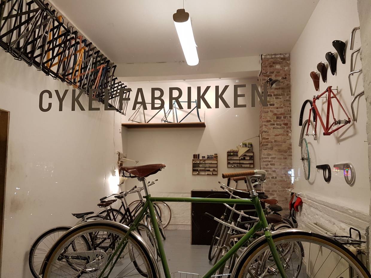 Schaufenster eines puristischen Fahrradgeschäfts
