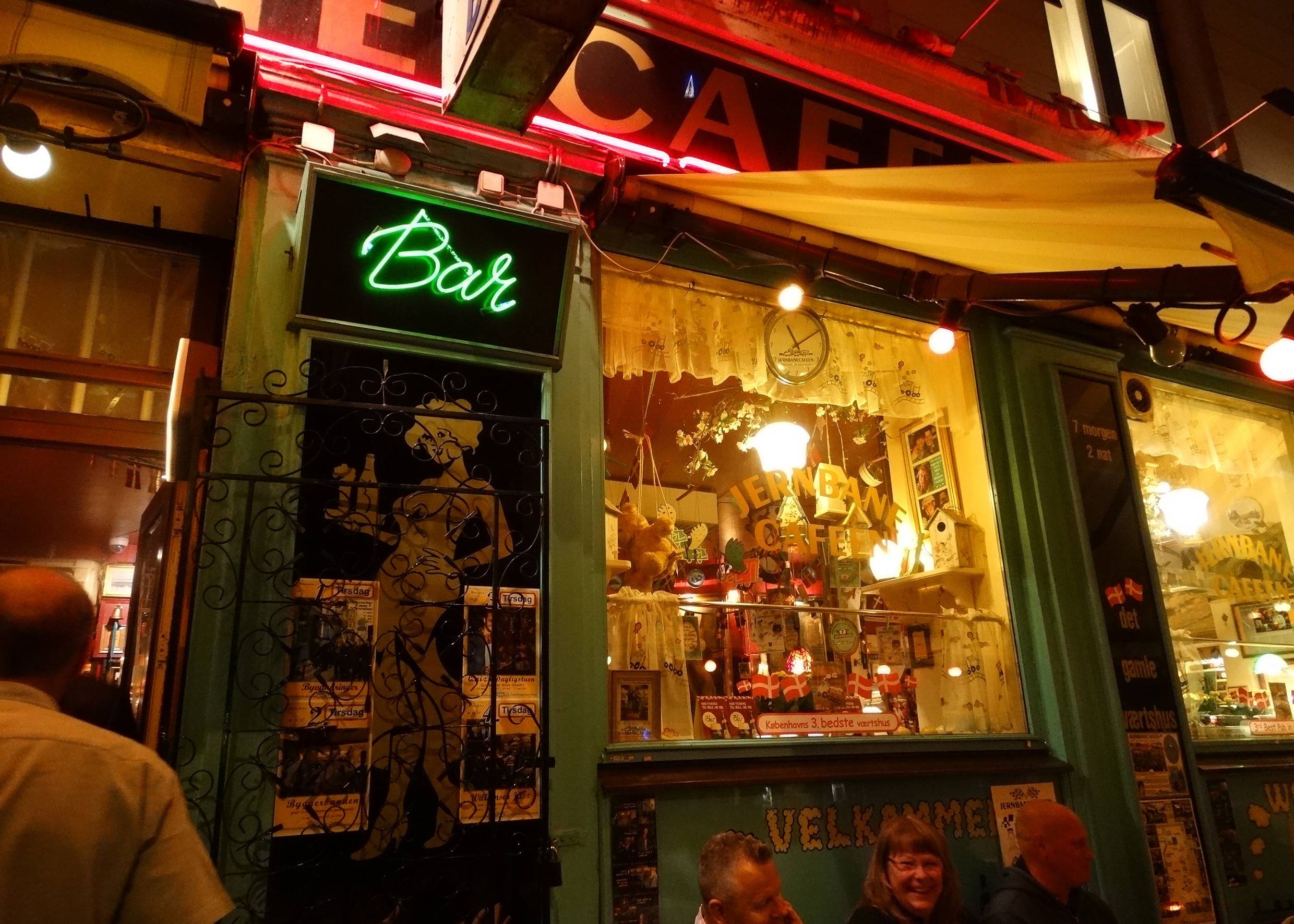 Bunt beleuchtete Bar bei Nacht