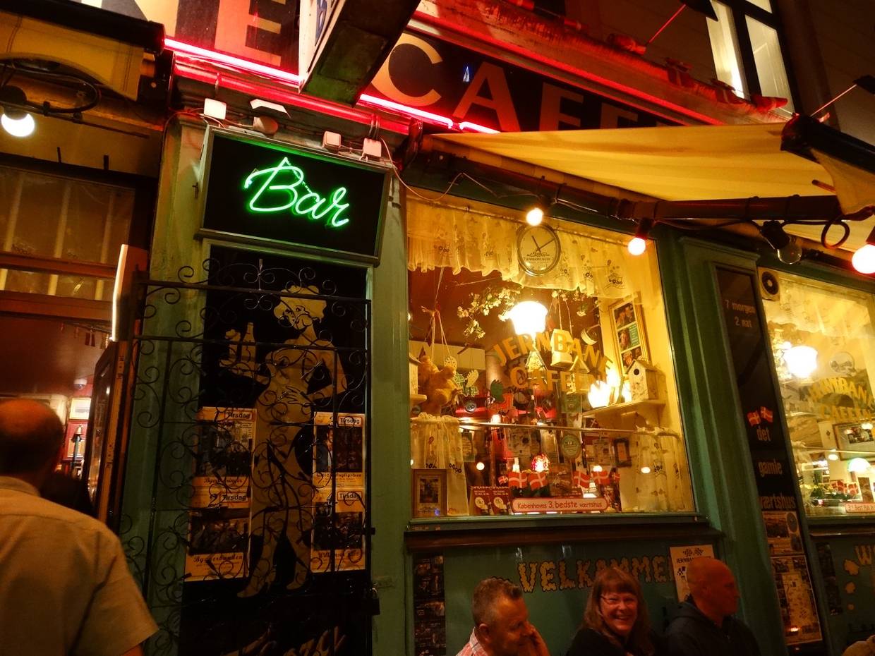 Bunt beleuchtete Bar bei Nacht