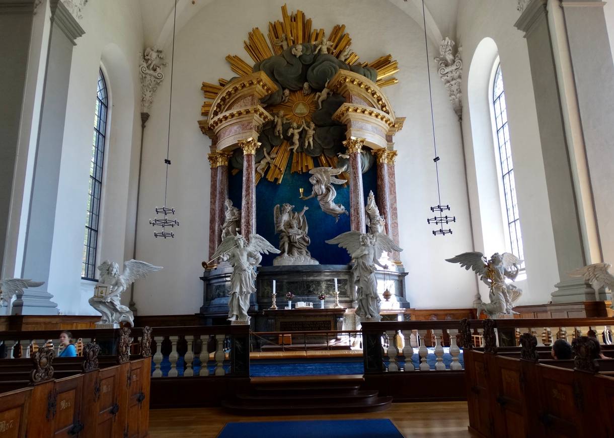 Blau-weiß-goldener Altar in einer Kirche