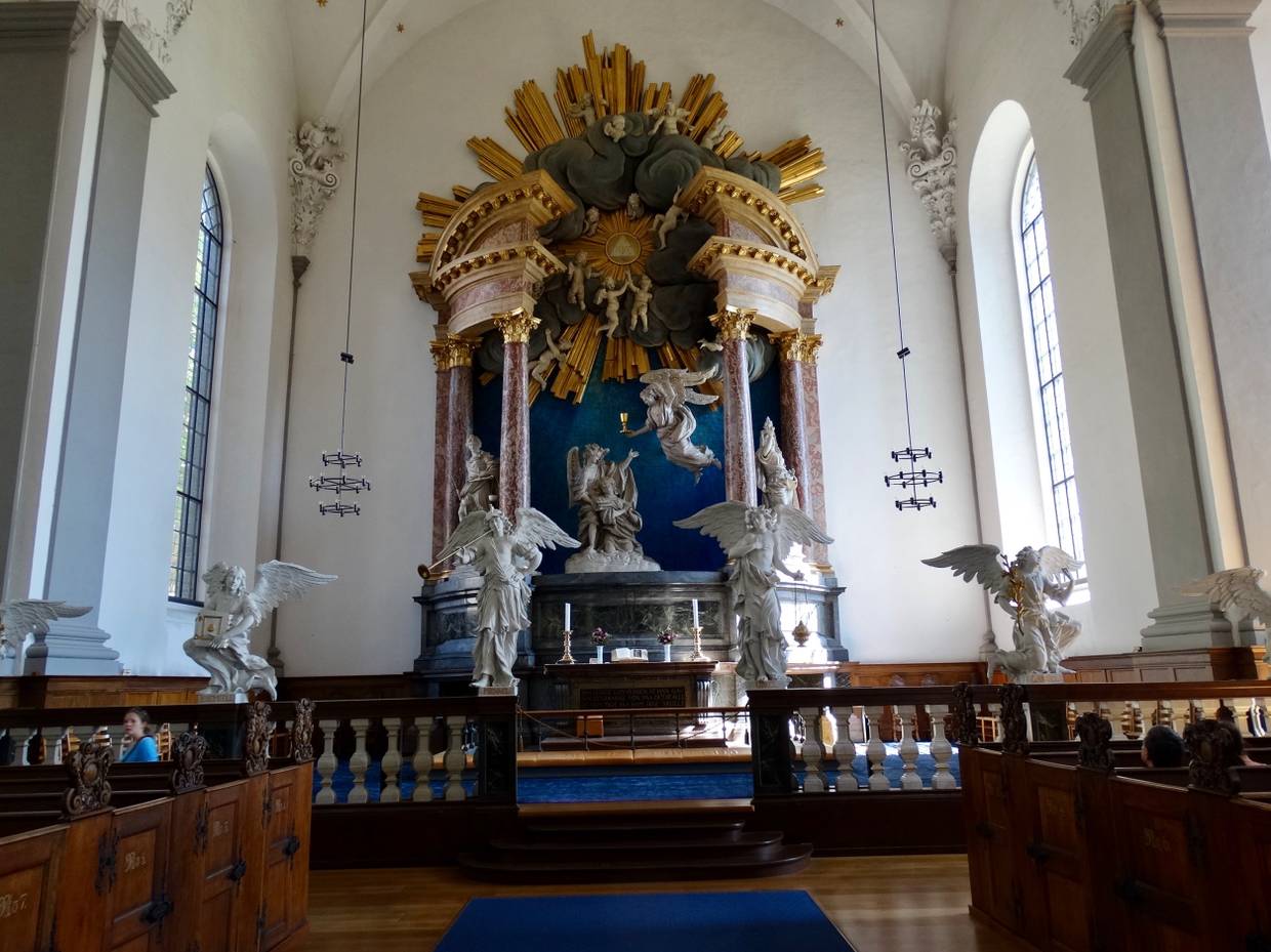 Blau-weiß-goldener Altar in einer Kirche