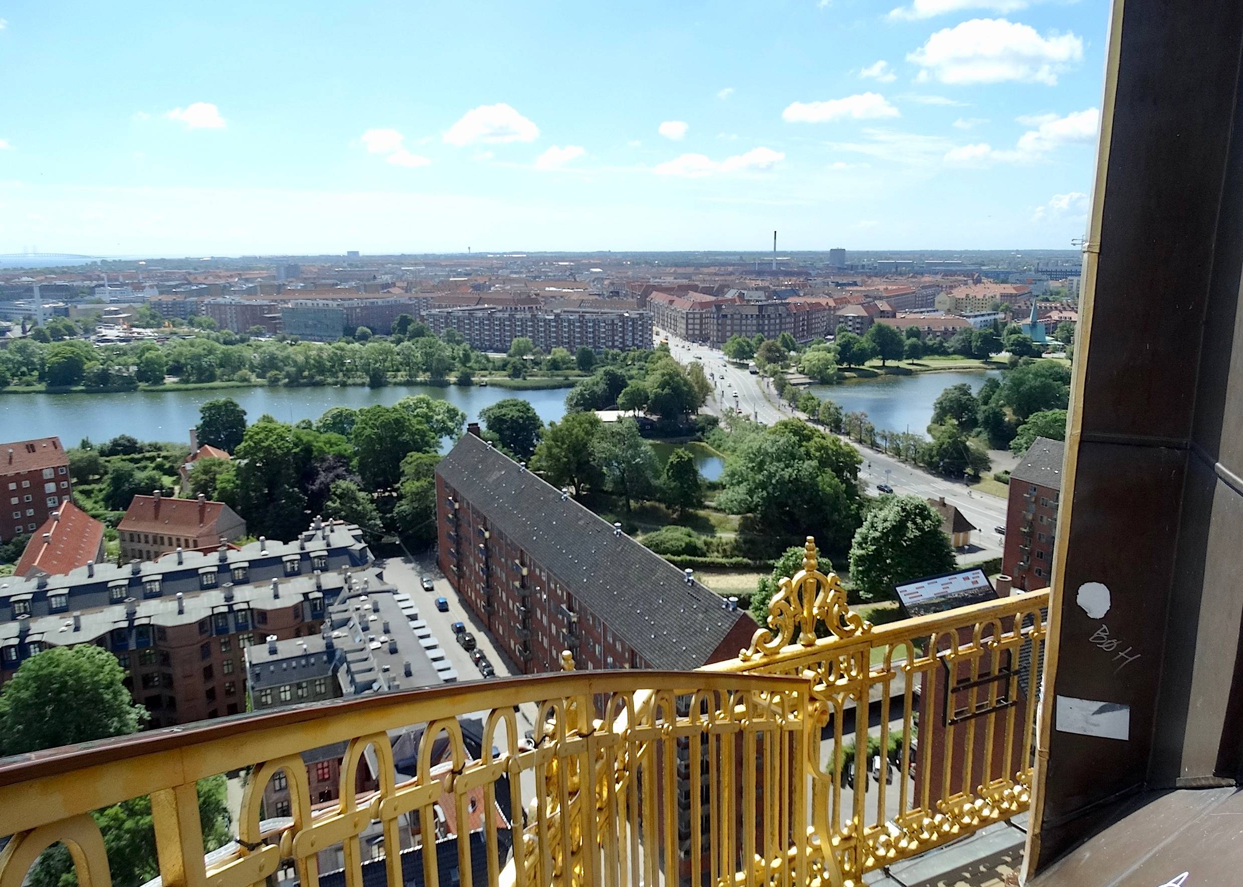 Aussicht von einem Kirchturm mit goldenem Geländer
