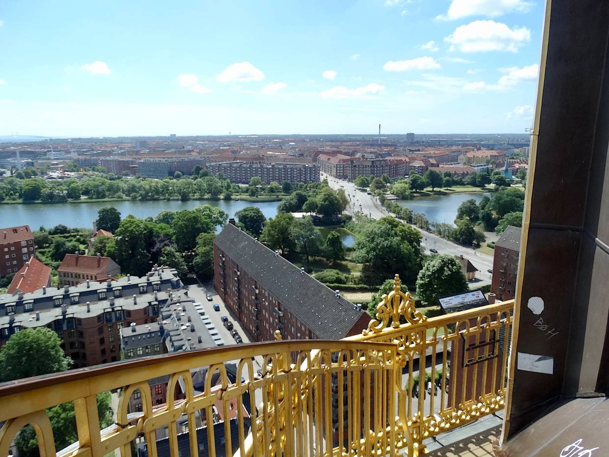 Aussicht von einem Kirchturm mit goldenem Geländer