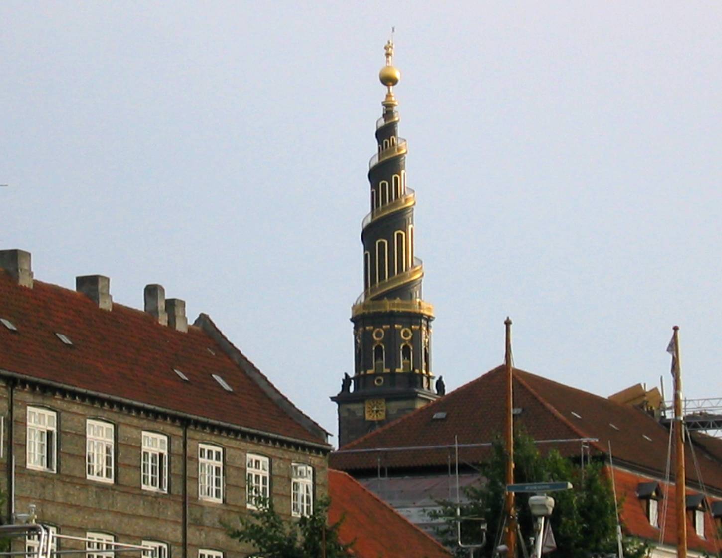 Gold verzierte Kirchturm über den Dächern