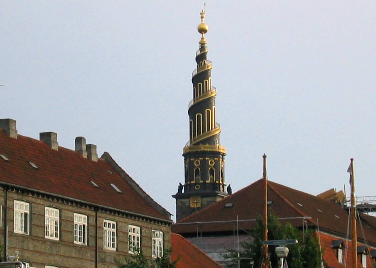 Gold verzierte Kirchturm über den Dächern
