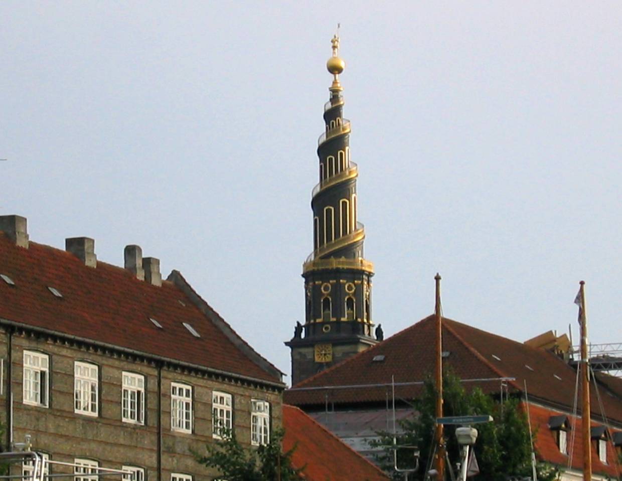 Gold verzierte Kirchturm über den Dächern
