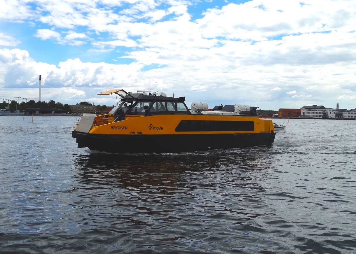 Gelber Wasserbus unterwegs auf dem Hafen