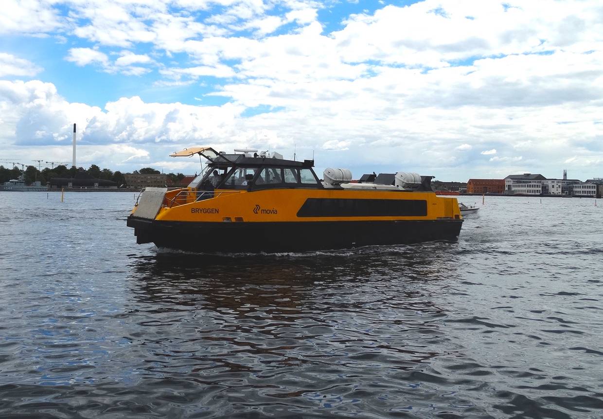 Gelber Wasserbus unterwegs auf dem Hafen