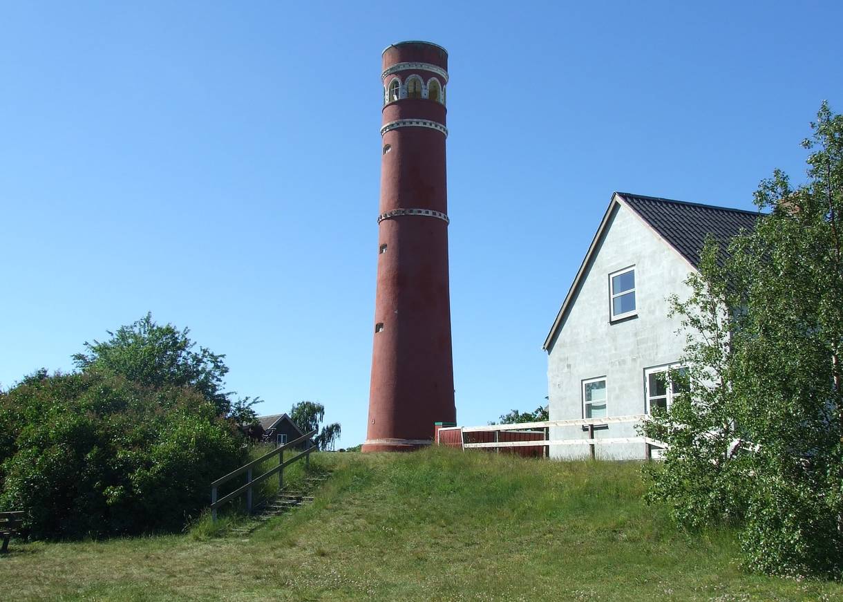 Roter Turm neben einem weißen Haus
