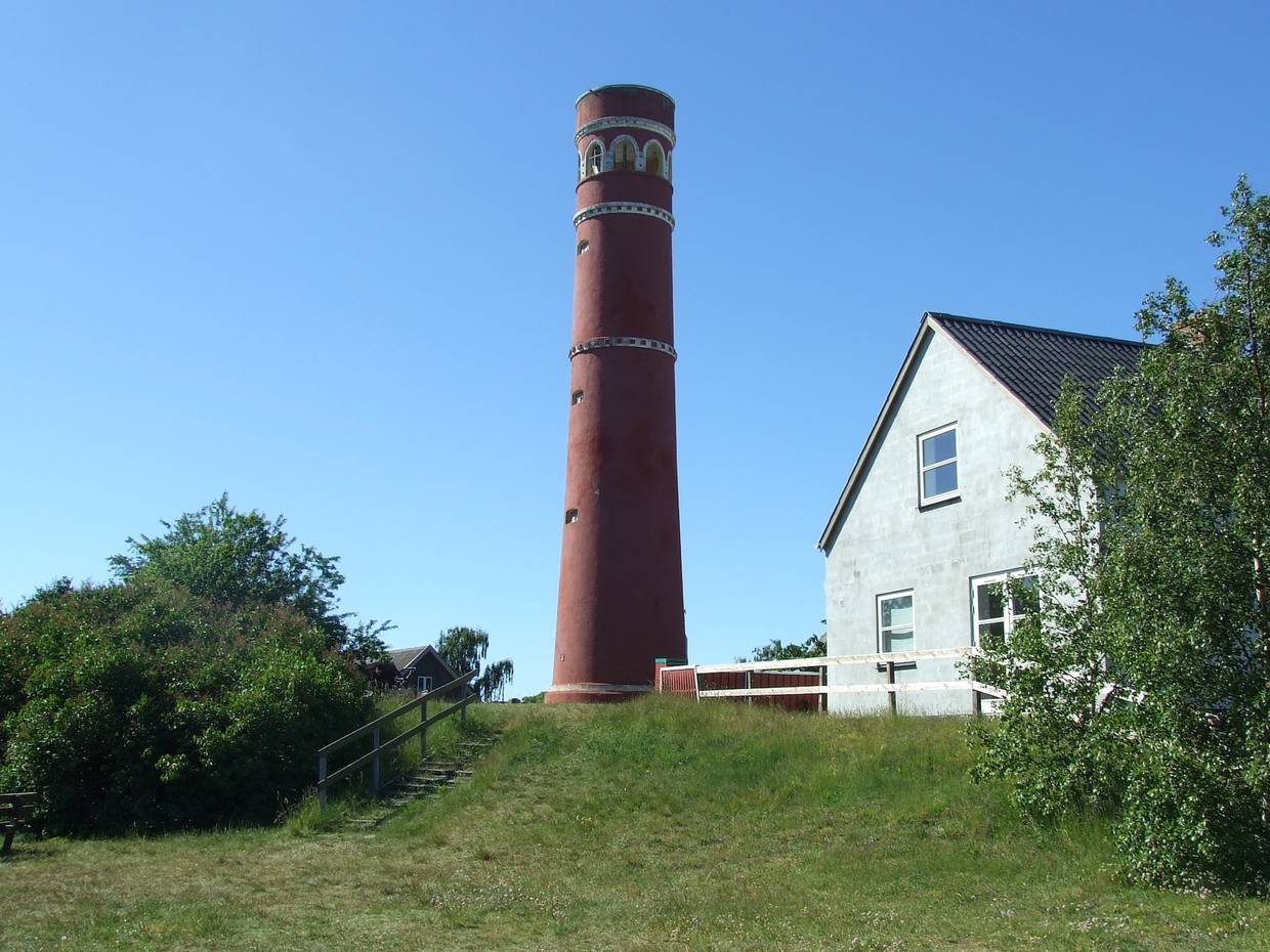 Roter Turm neben einem weißen Haus