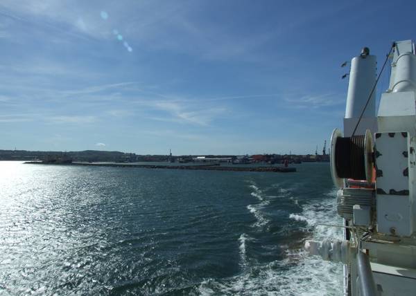 Blick von der Fähre auf den Hafen