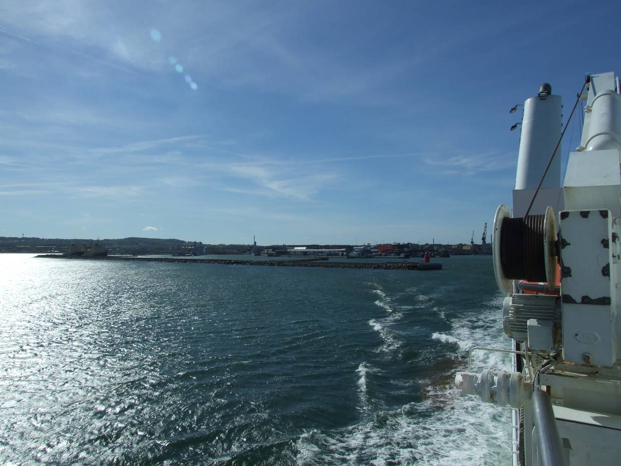 Blick von der Fähre auf den Hafen
