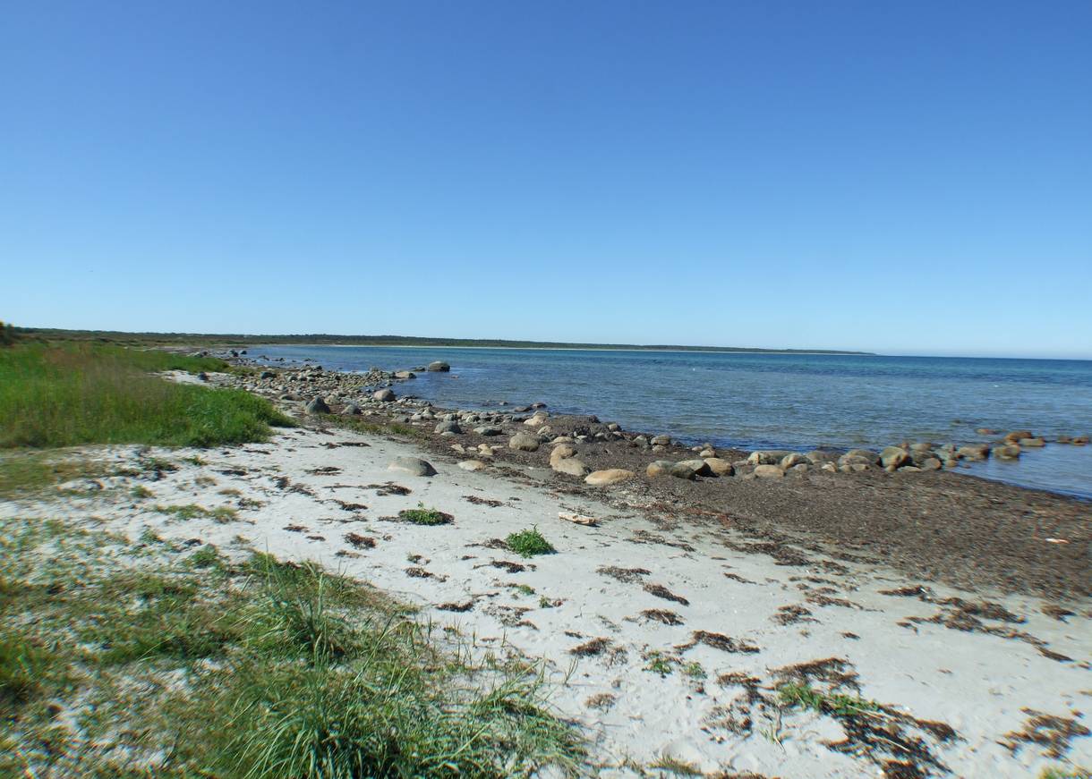 Schmaler Strand mit dicken Steinen