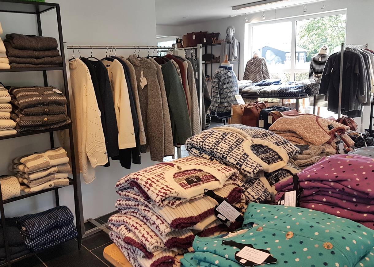 Auslage mit Wollpullover in einem Geschäft