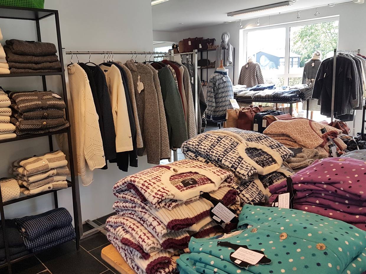 Auslage mit Wollpullover in einem Geschäft