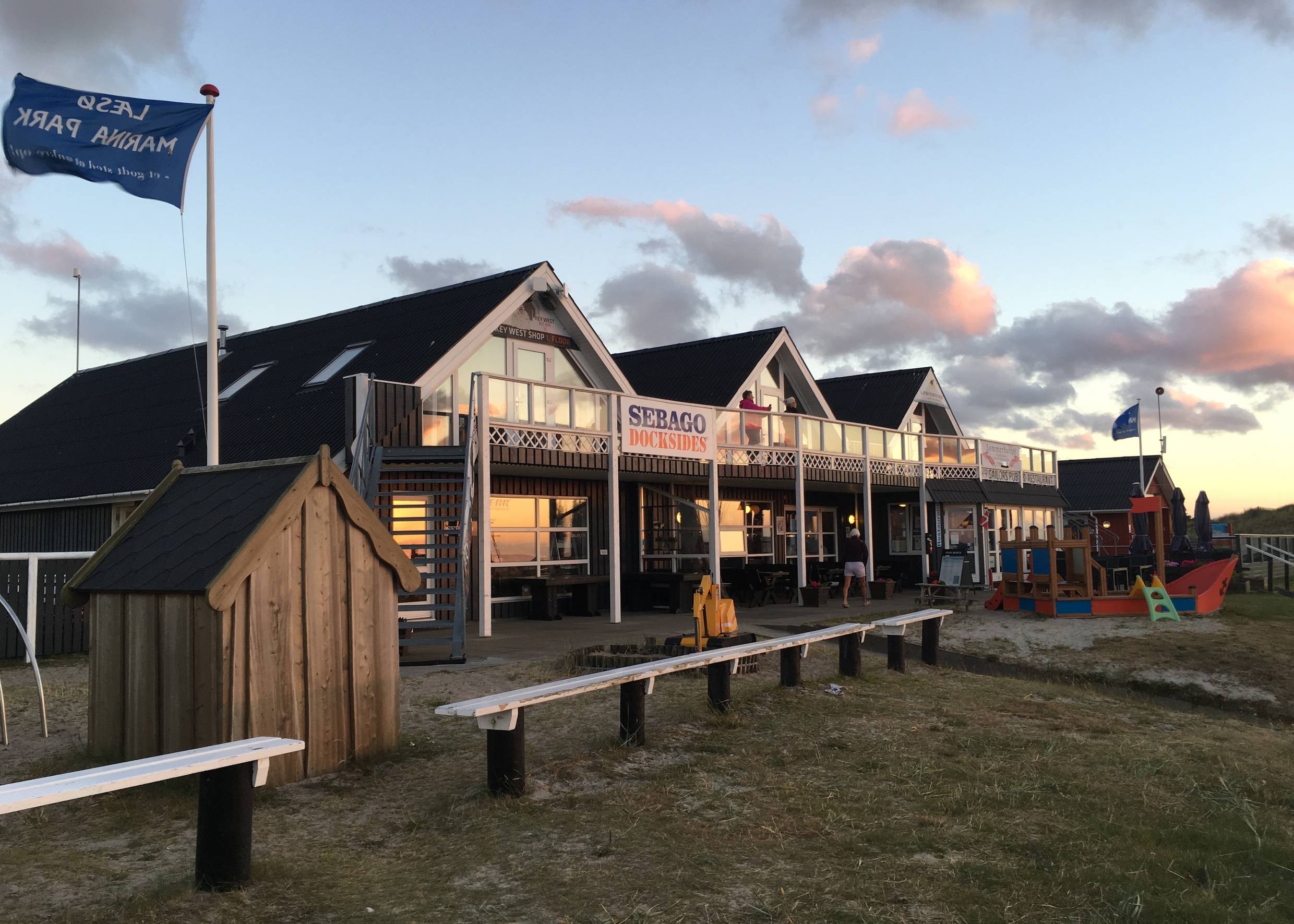 Restaurant und Spielplatz in Østerby