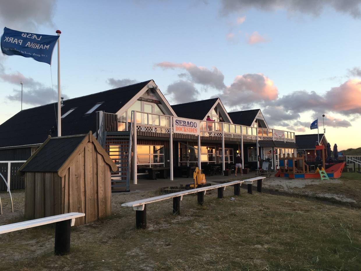 Restaurant und Spielplatz in Østerby