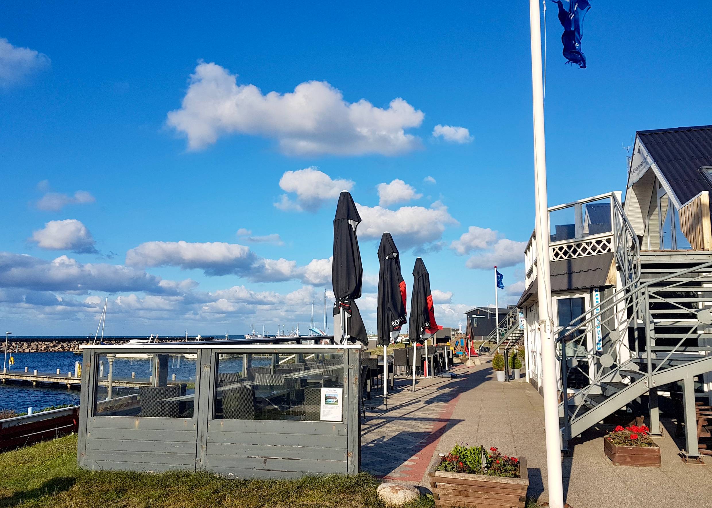 Leere Restaurantterrasse am Jachthafen