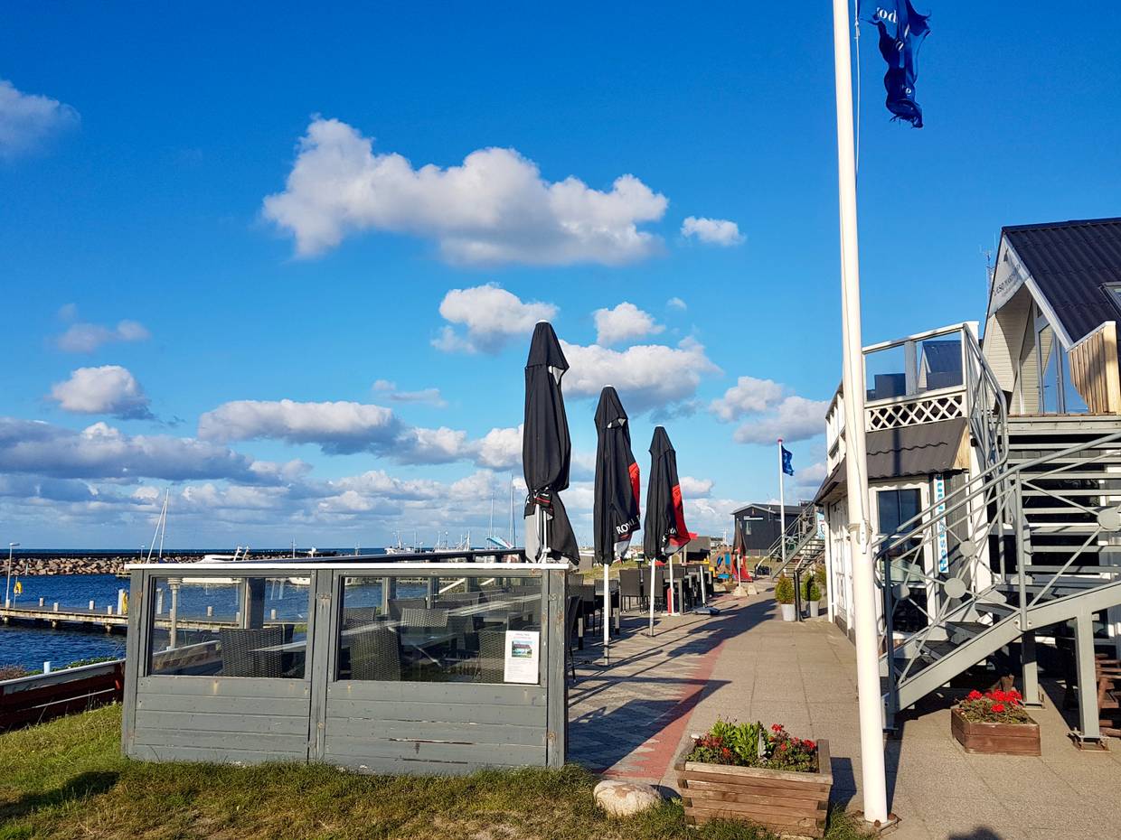 Leere Restaurantterrasse am Jachthafen