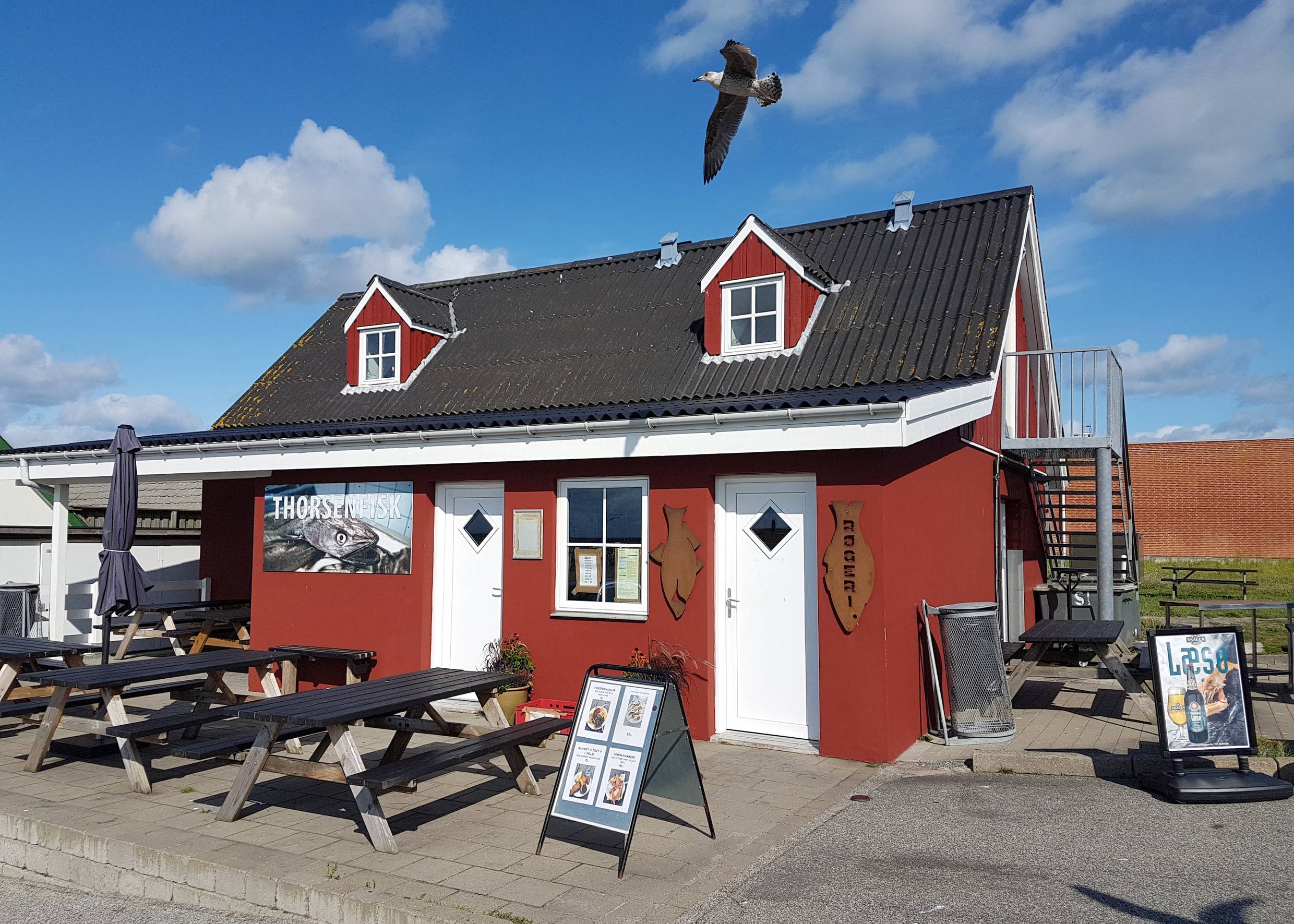 Rotes Holzhaus mit einem Fischgeschäft