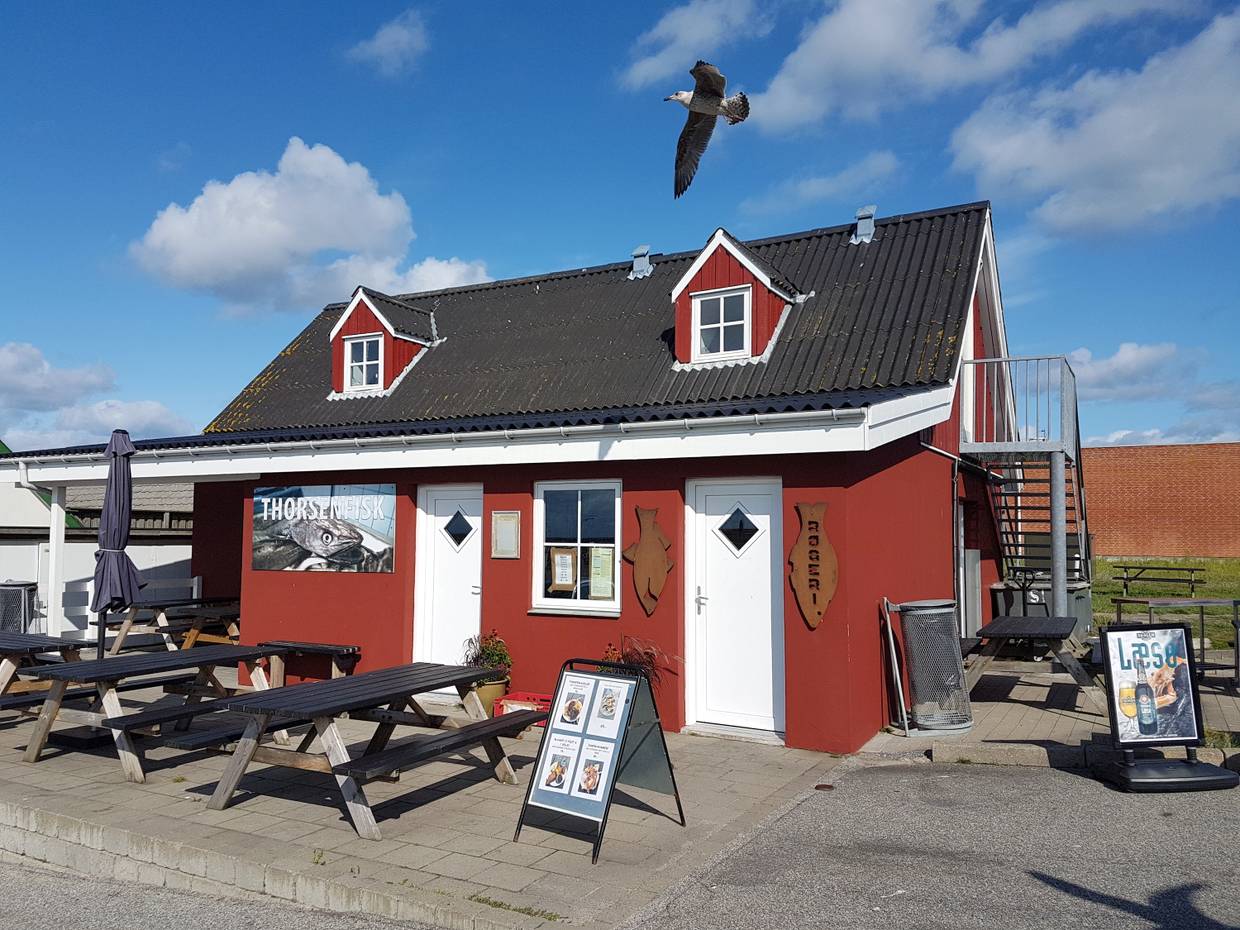 Rotes Holzhaus mit einem Fischgeschäft