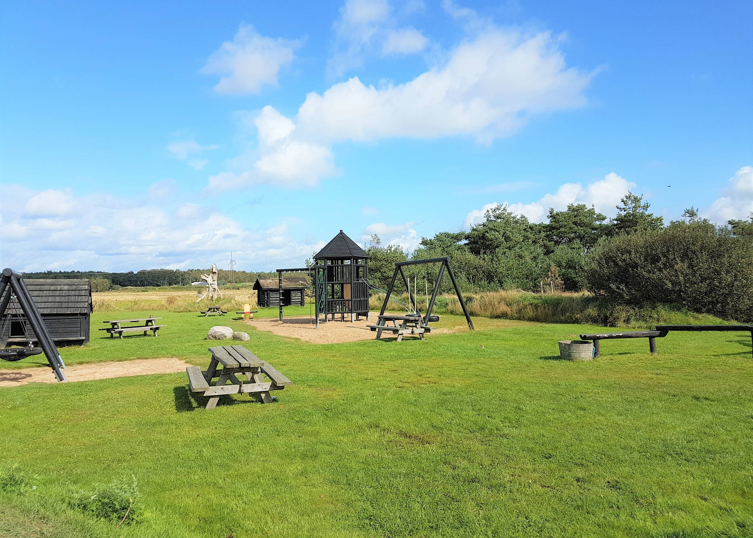 Spielplatz mit Holzgerüsten