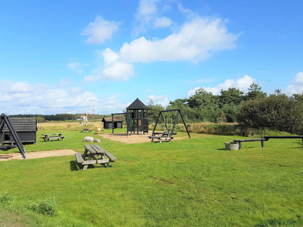 Spielplatz mit Holzgerüsten