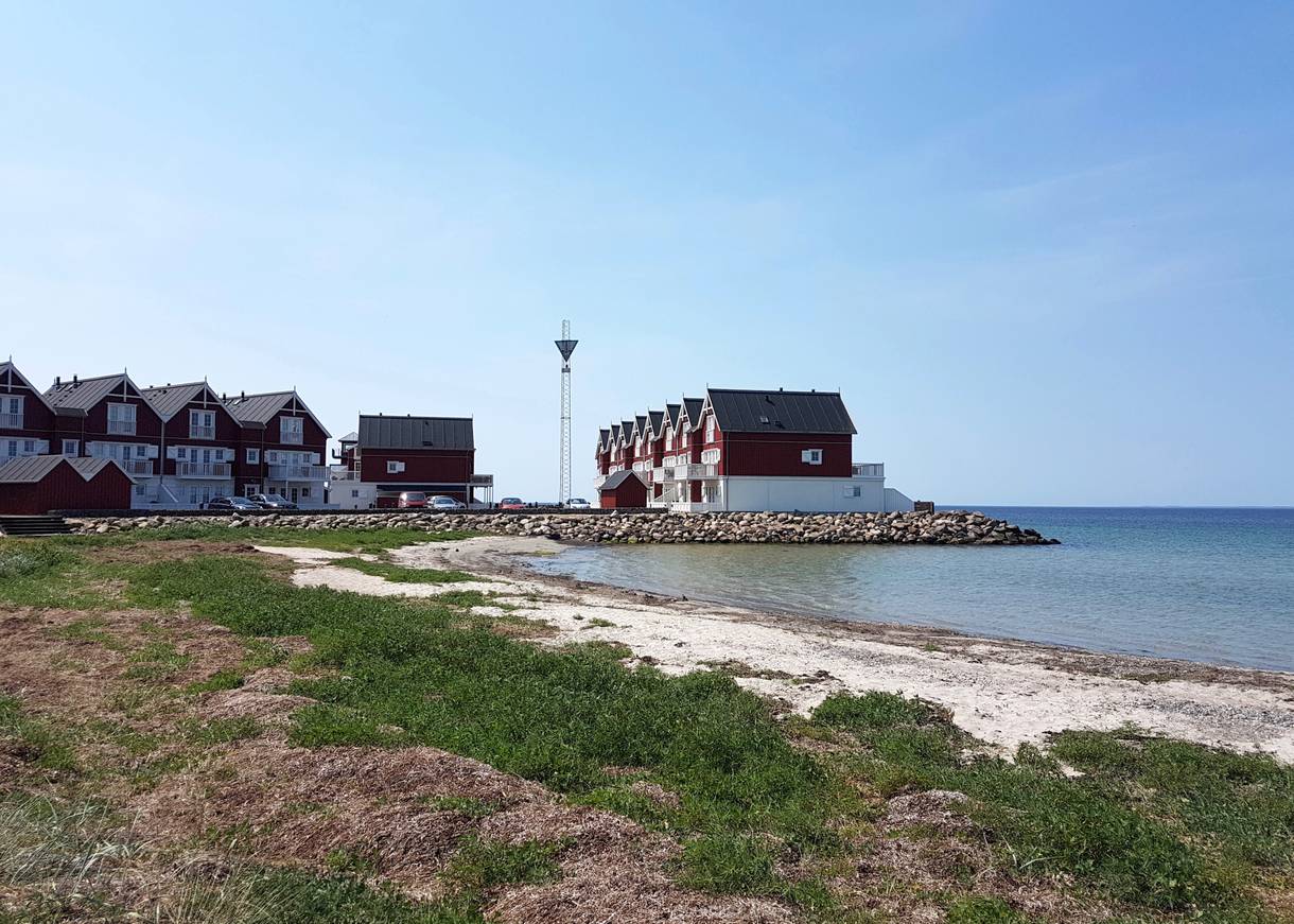 Bucht mit Reihenhäusern im Hintergrund