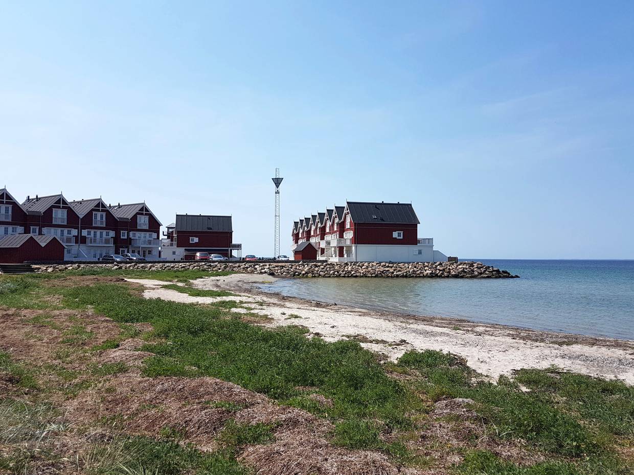 Bucht mit Reihenhäusern im Hintergrund