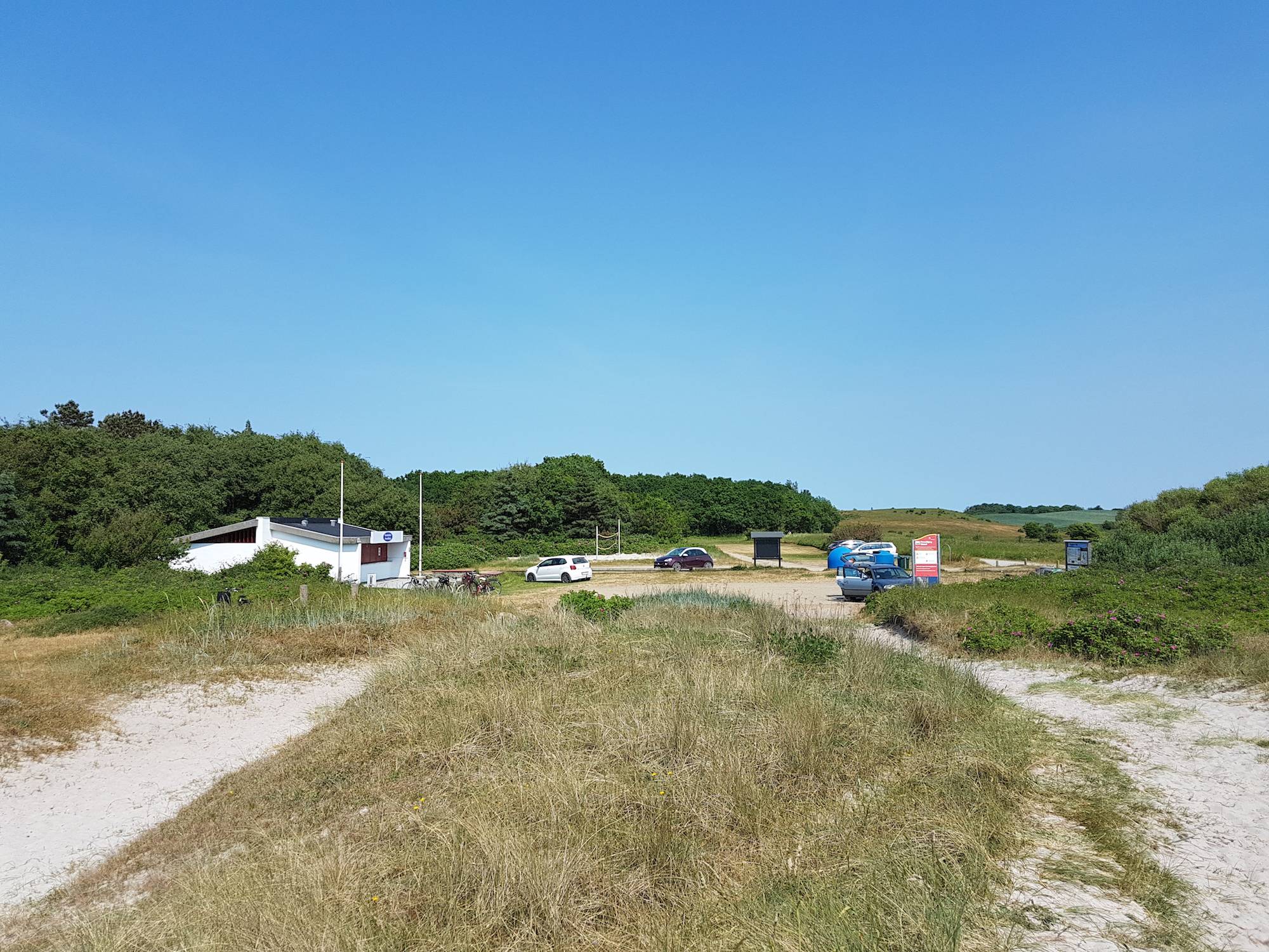 Strandparkplatz mit einem weißen Geäude