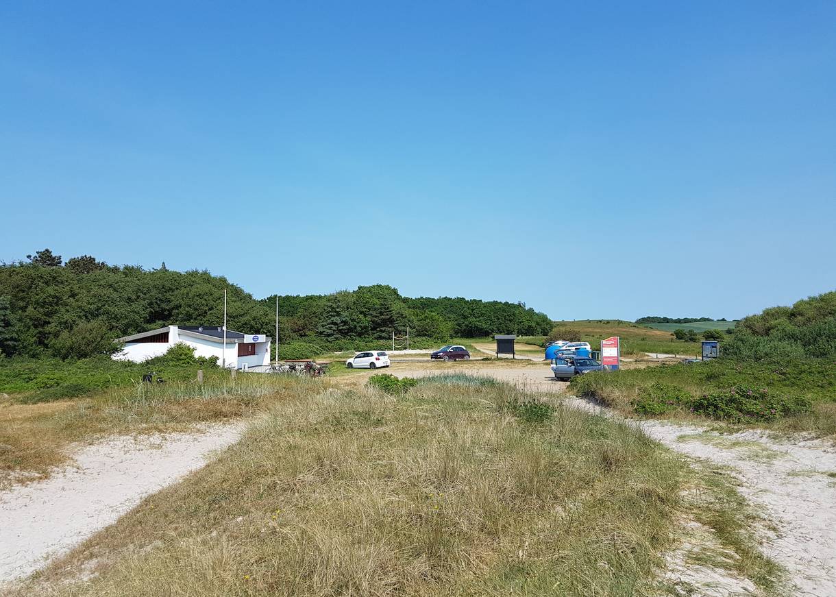 Strandparkplatz mit einem weißen Geäude