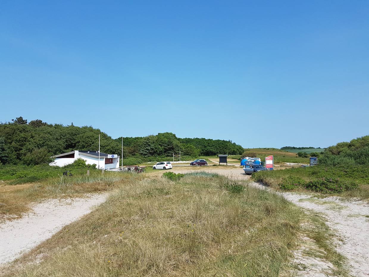 Strandparkplatz mit einem weißen Geäude