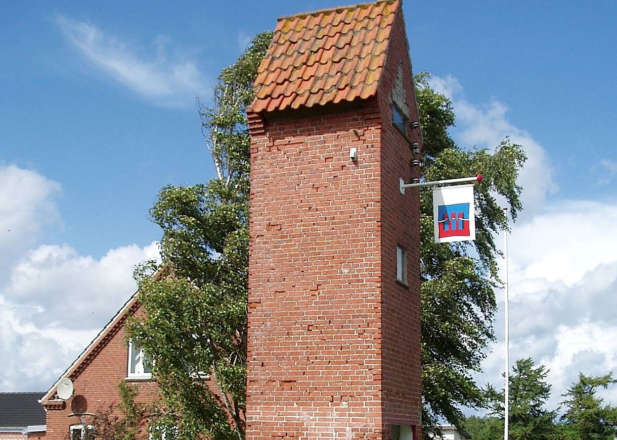 Trafohäuschen mit einer rotblauen Fahne an der Front