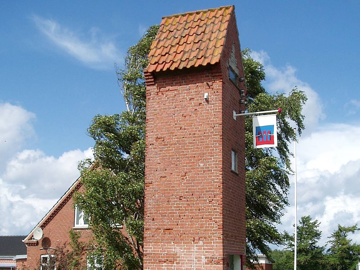 Trafohäuschen mit einer rotblauen Fahne an der Front