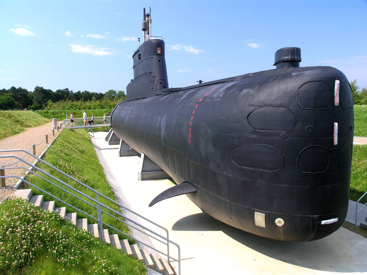 Schwarzes U-Boot auf einer Wiese