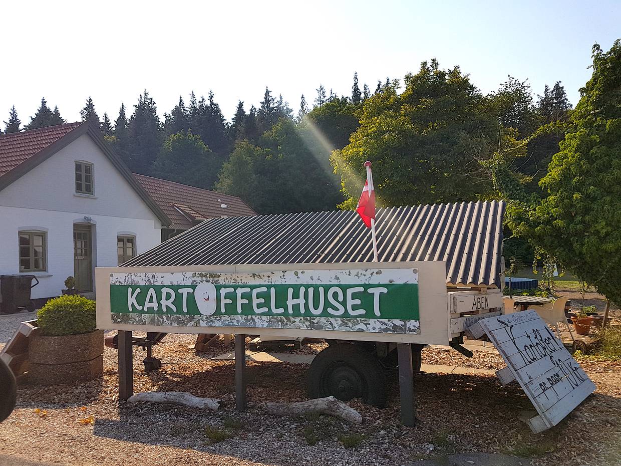 Straßenstand mit großem Namensschild und Dannebrog