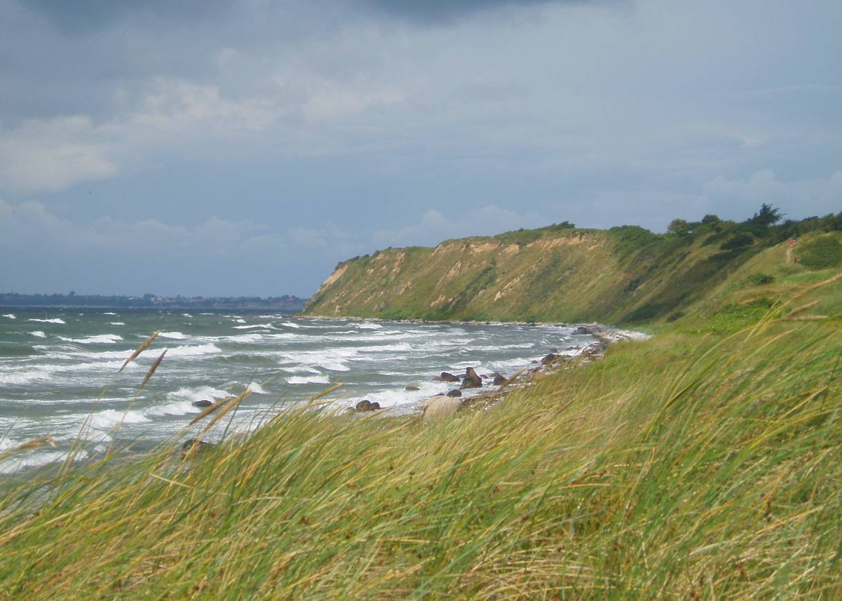 Grüne Steilküste vor stürmischer See