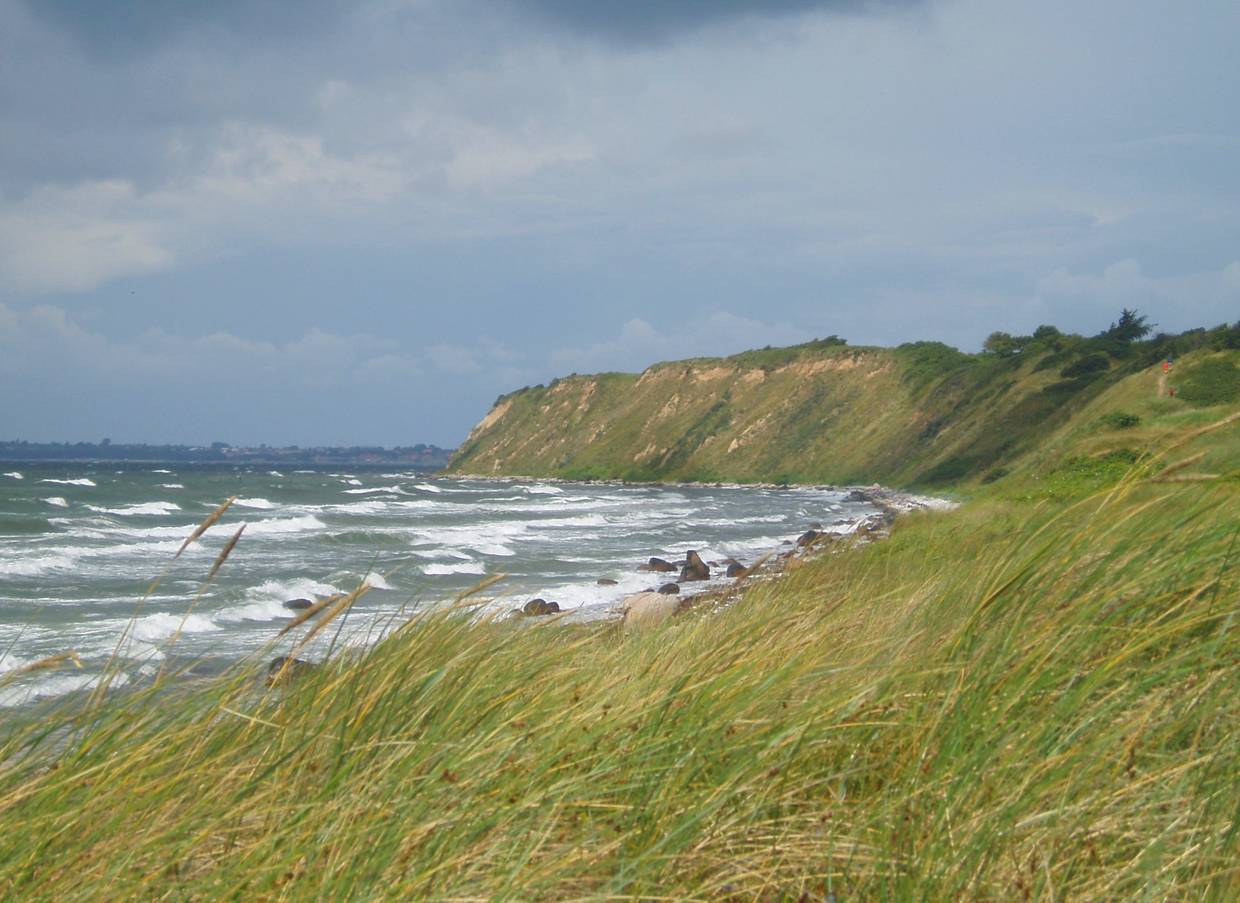 Grüne Steilküste vor stürmischer See