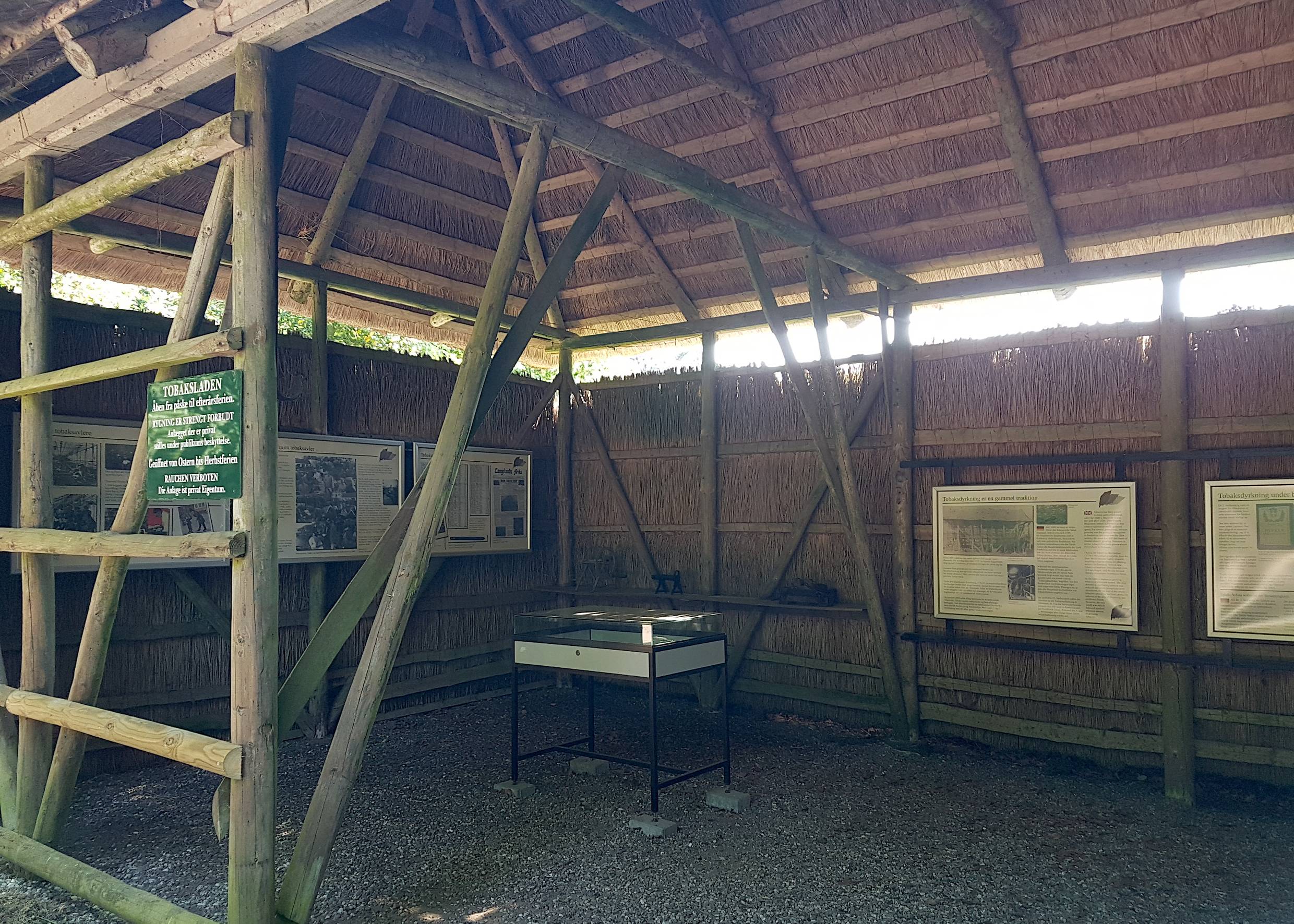 Offene Reetscheune mit einer Ausstellung an den Wänden