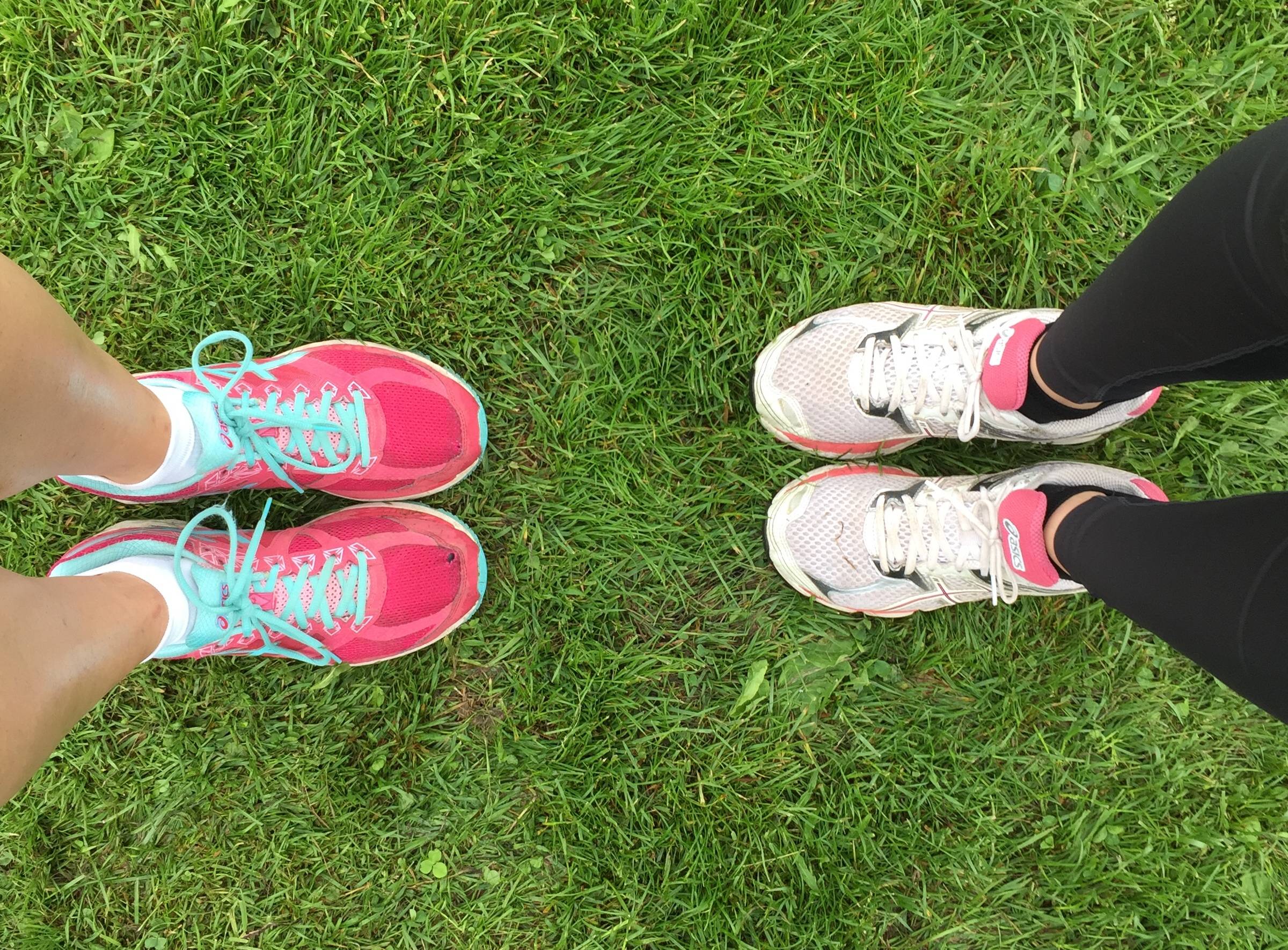 Füße mit bunten Turnschuhen