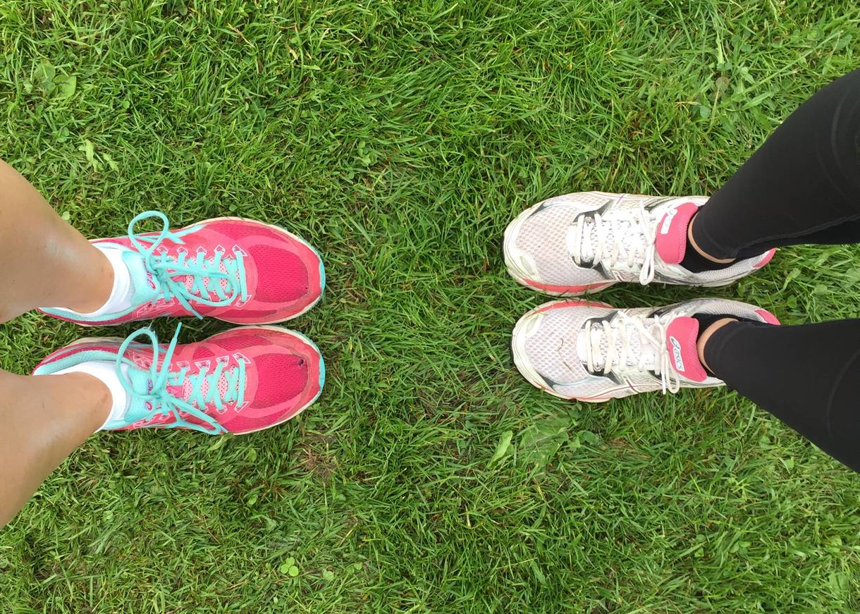 Füße mit bunten Turnschuhen
