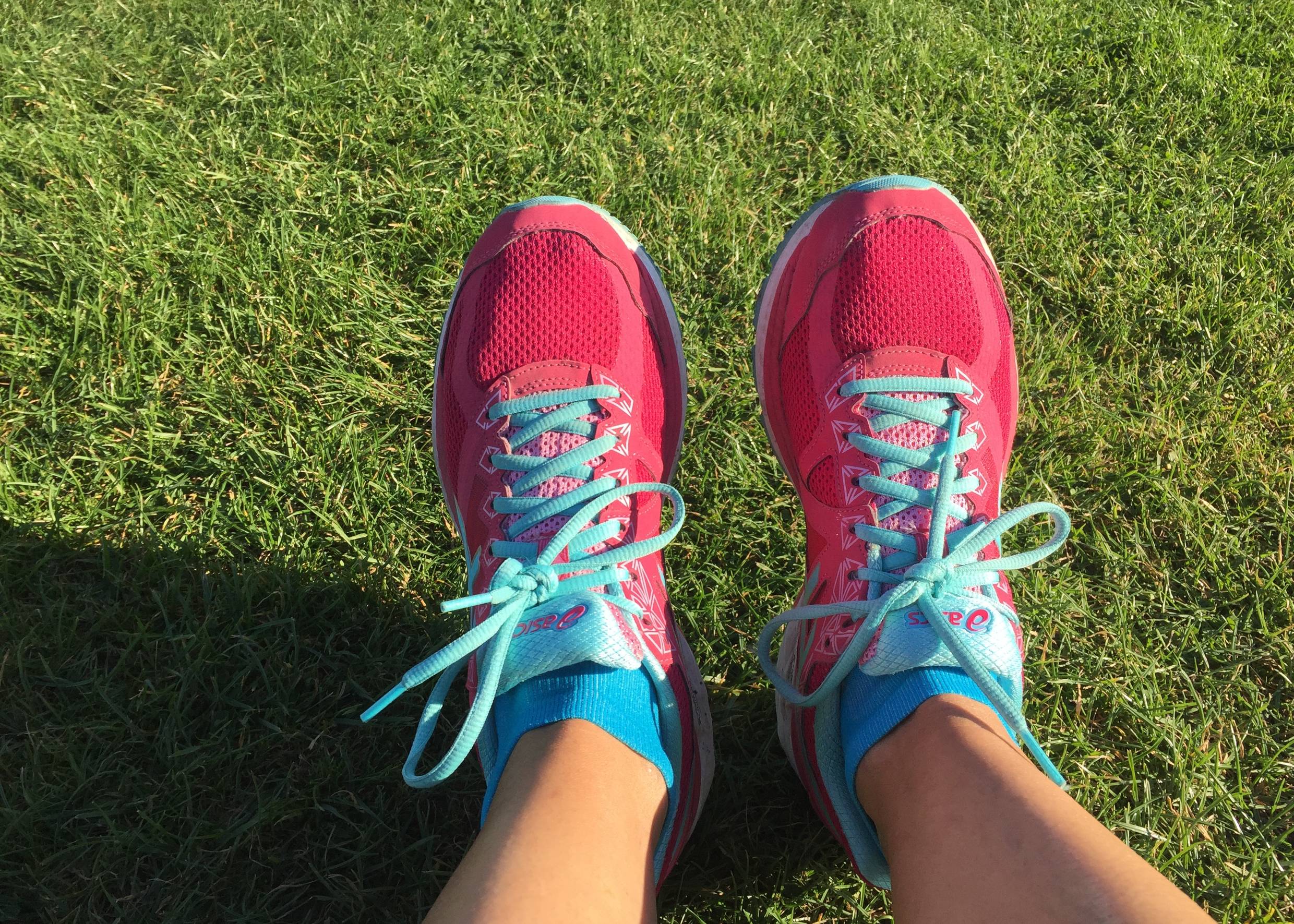 Füße mit Joggingschuhen