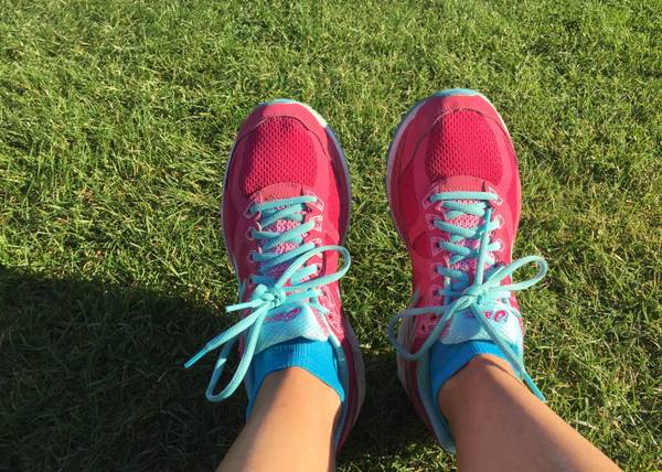 Füße mit Joggingschuhen