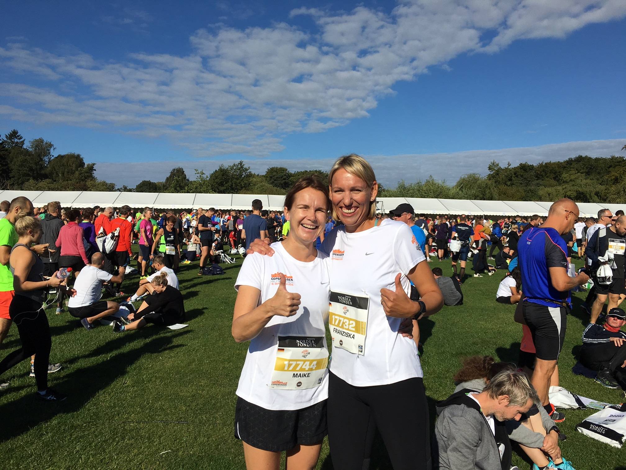 Maike und Franziska vor dem Lauf, Startnummer am T-Shirt