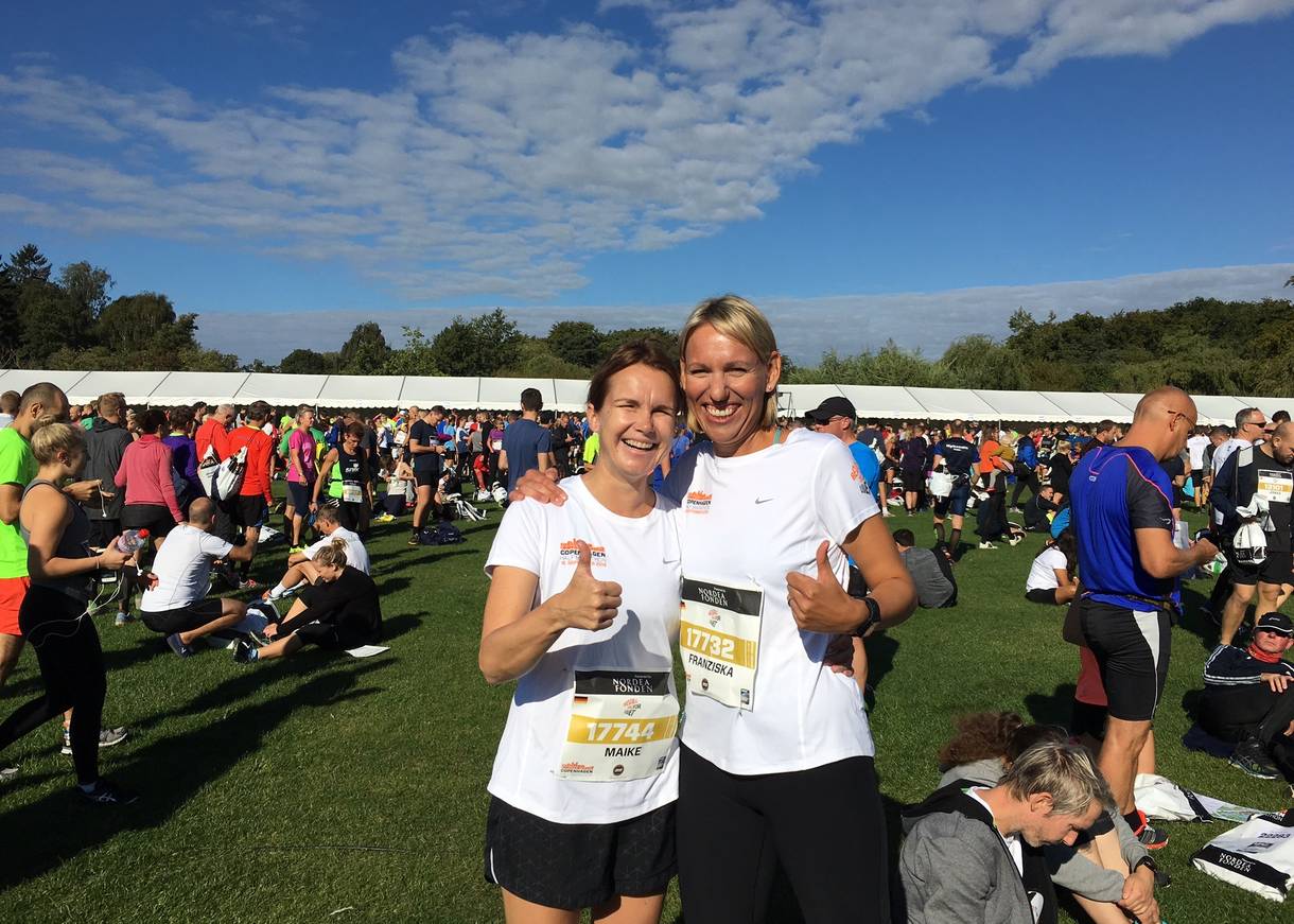 Maike und Franziska vor dem Lauf, Startnummer am T-Shirt