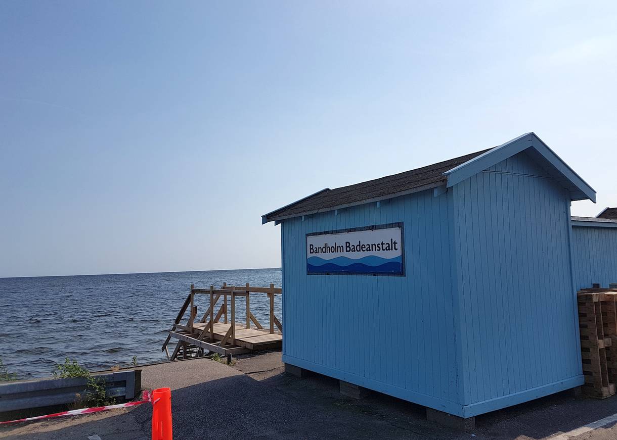 Kleines, blaues Badehaus an einem Steg