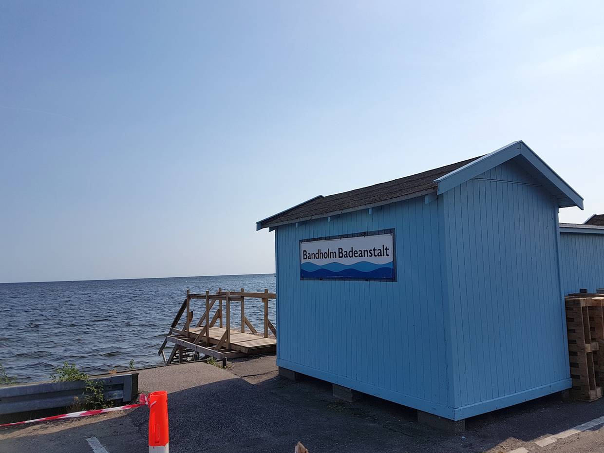 Kleines, blaues Badehaus an einem Steg