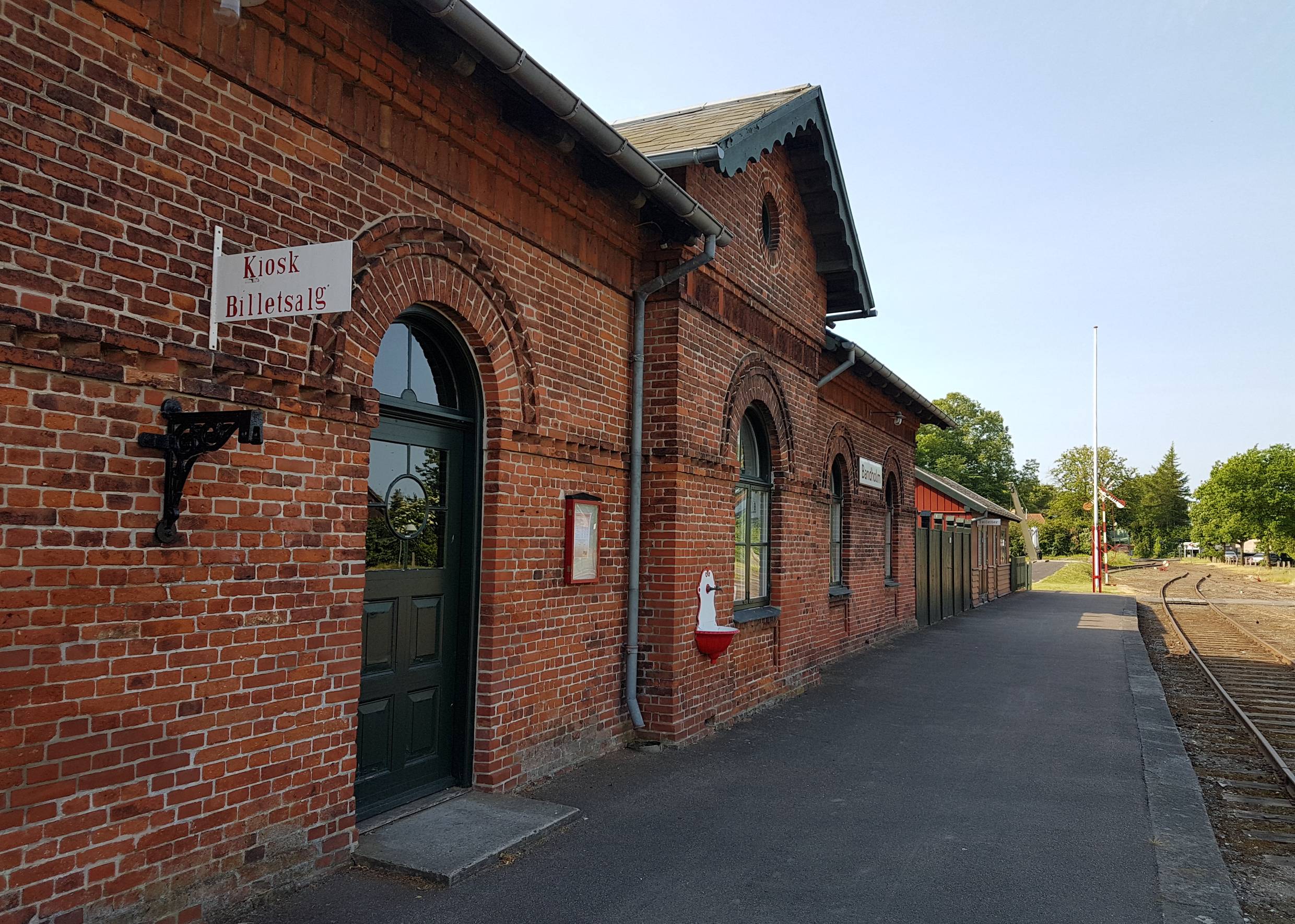 Backsteingebäude eines alten Bahnhofs